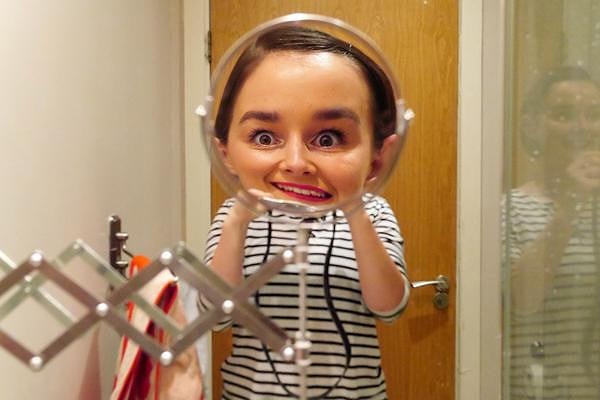 1. Используете увеличительное зеркало, чтобы разглядеть каждую пору и каждый волосок на своем лице