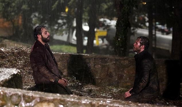 Koçovalı ailesini her yerden sıkıştıran Vartolu ile Yamaç son bir kez konuşmak istedi. Çukur'dan gitmesi için ikna edemedi ama bu buluşma bir sırrı daha açığa çıkardı.
