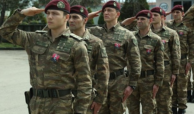 Oyuncular, Özel Kuvvetler'den emekli personel tarafından iki hafta süreyle askeri disipline tabi tutuldular ve gerçek bir asker gibi eğitim gördüler.