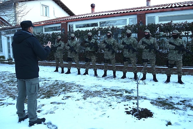 Gerçek bir asker gibi dönüşümlü nöbet tutan oyuncular, aynı zamanda yağmur, kar, sert rüzgar gibi hava koşullarında tam teçhizatlı eğitim gördü.