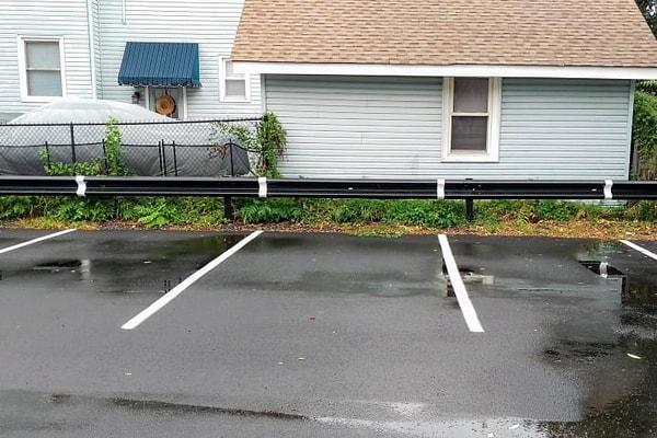 15. Park çizgileri bariyerlerin üzerine de çizilmiş. Böylece park ederken sınırınızı daha rahat görebilirsiniz.