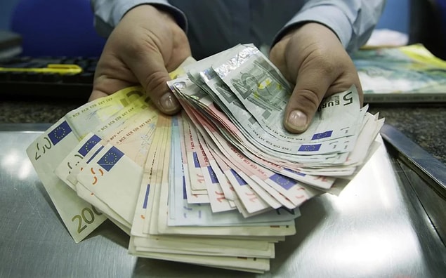 Yanlışlıkla 2 trilyon 35 euro yatırıldı