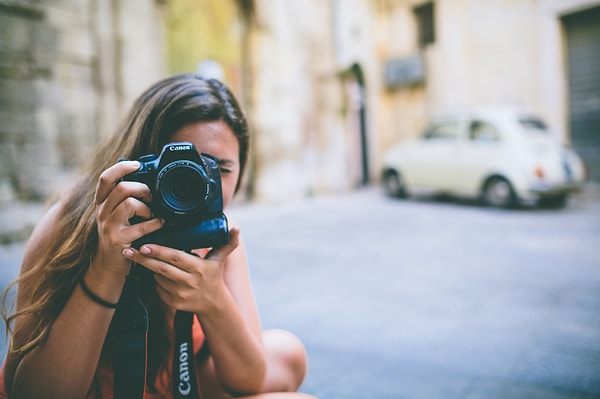 4. Сделать веселые фотографии с друзьями в стиле шуточной романтической фотосессии.