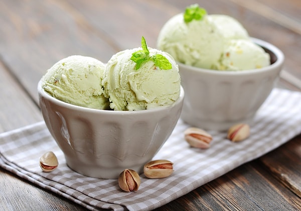 9. Побаловать себя любимым мороженым. Можно купить целое ведерко и съесть все без всяких сожалений.