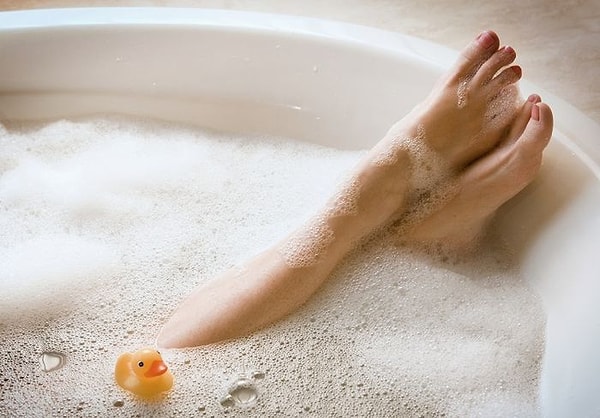 12. Набрать себе ванну с ароматической солью и устроить себе вечер СПА-процедур.