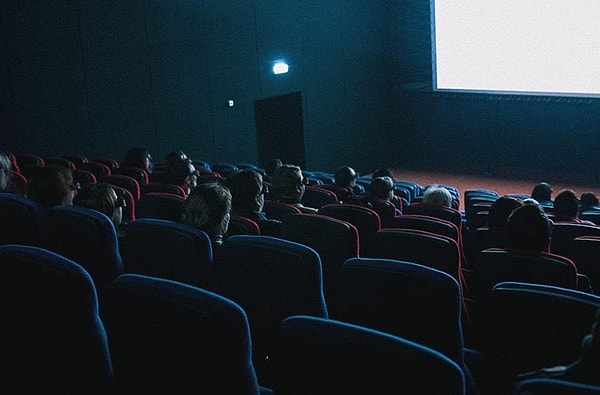 13. Выбрать фильм и пойти в кино. Причем можно сделать это как с друзьями, так и одному(-ой).