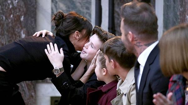 Defilesini en önden izleyen çocukları ve eşi David Beckham'dan şans öpücüğü aldığı bu sahne ise defileye damgasını vurdu adeta!
