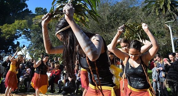 14. Как называют коренное население Австралии?