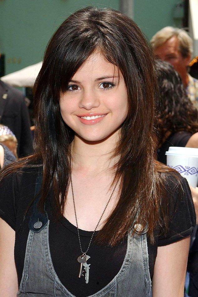 2007 yılında henüz 14 yaşındayken, ilk kırmızı halısına gündelik hayatında nasılsa öyle katılmıştı Selena Gomez.