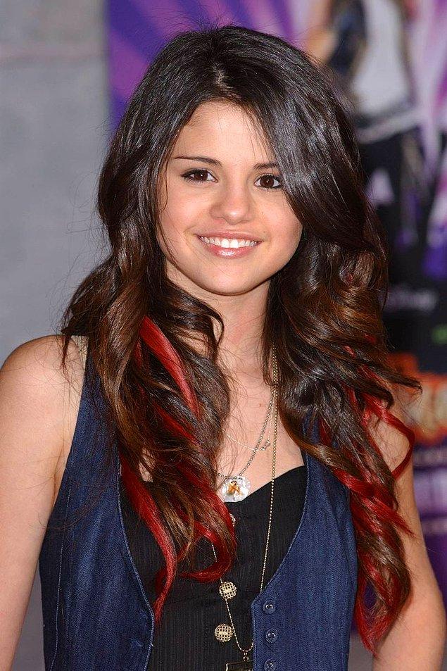 2008 yılında ise Selena'da birtakım değişikler başladı. Doğal saçları yerini kırmızılarla bürülü balyajlara bıraktı.