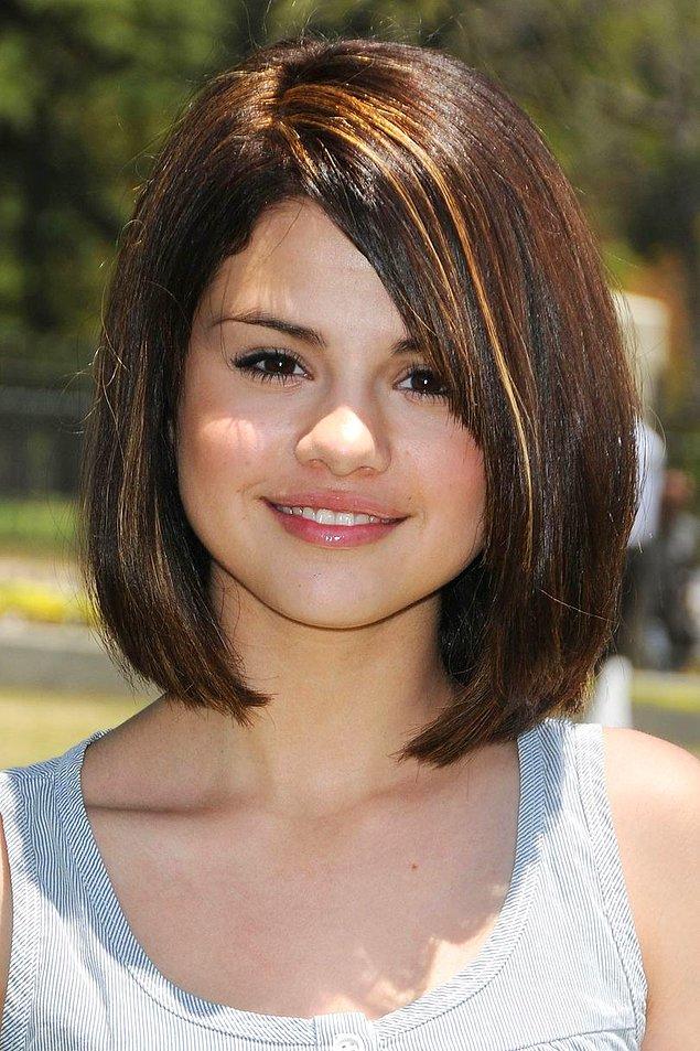 Hem yaşının getirisi hem de, çoğunlukla sadelikten yana olması sebebiyle; Selena Gomez saçı ve stilini değiştirirken güvenli limanlarından pek uzaklaşmıyordu.