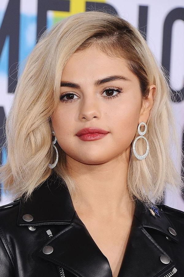 2017 yılında Selena Gomez için adeta değişim rüzgârları esti desek yeridir. Yılın sonlarına doğru bir anda platin sarısı saçlarıyla çıktı karşımıza!