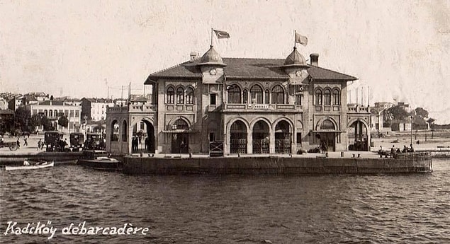 İlk özel gazetenin yayın öyküsü ise bir hayli gariptir. Her şey 8 Mayıs 1836'da William Churchill'in Kadıköy'de tüfek atarken kazara bir çocuğu yaralamasıyla başladı.