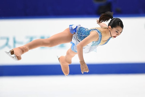 2. Потеряв баланс, она может упасть плашмя на лед!