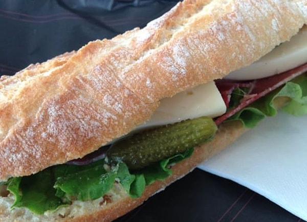 6. Dışarıdan aldığın sandviçin içinde ne olduğuna bakmak için açıp bakar mısın?