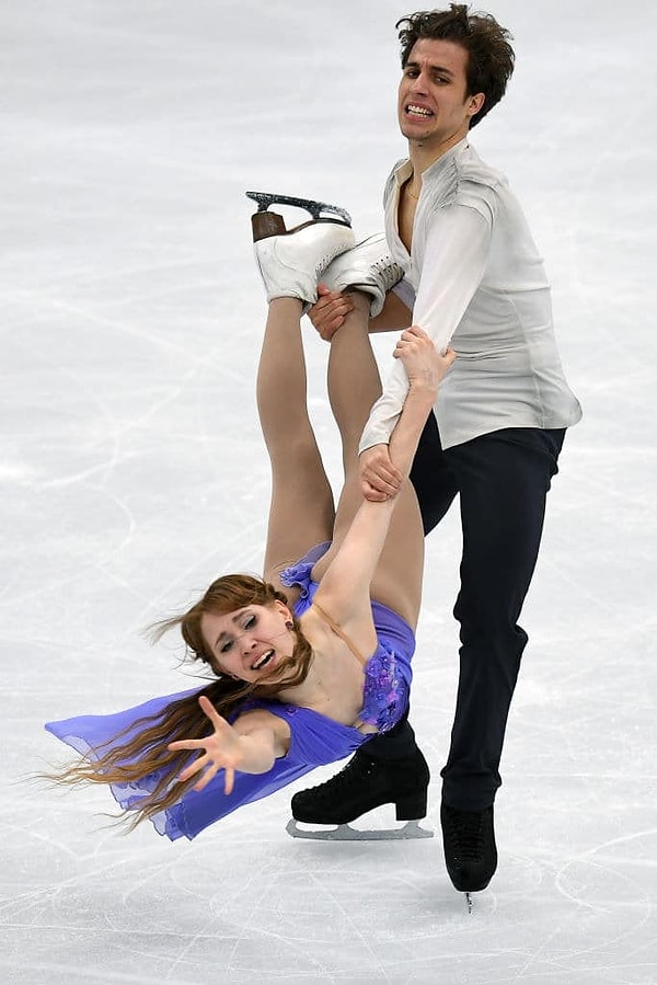 8. А эта фигуристка точно зовет на помощь!