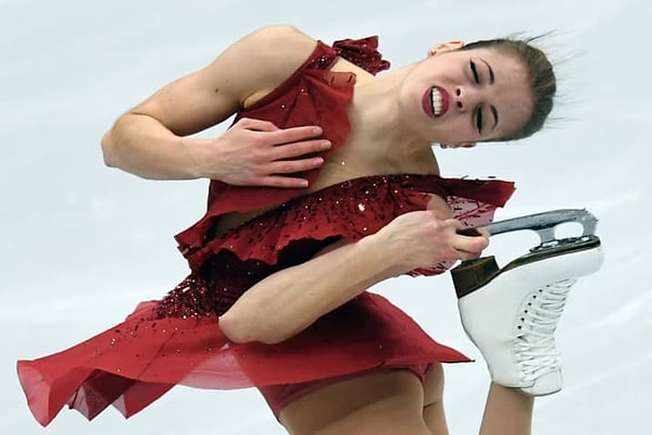 11. И снова эти опасные лезвия недалеко от лица фигуристки!