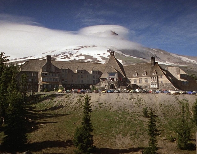 Hikayenin geçtiği Overlook Hotel'i görüyoruz.