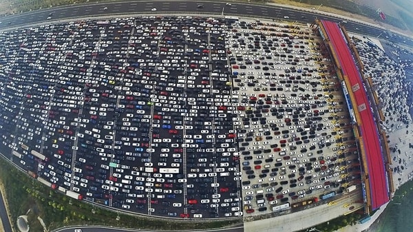 1. Одна автомобильная пробка длилась целых 10 дней. Машины двигались всего лишь на 500 метров в сутки!