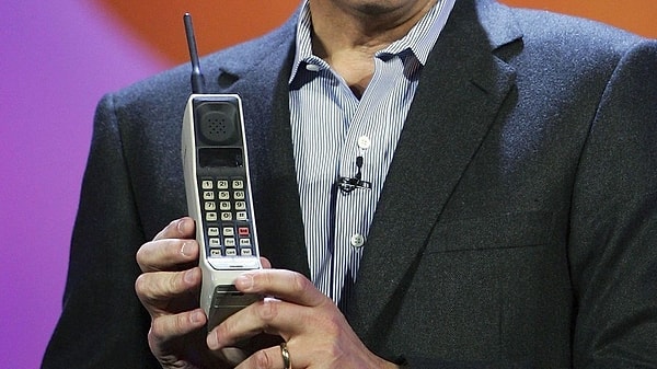 6. 34 года назад первый мобильный телефон был продан почти за $4 000!
