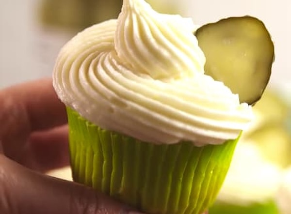 10. Разве мир нуждался в соленых кексах с маринованными огурчиками?