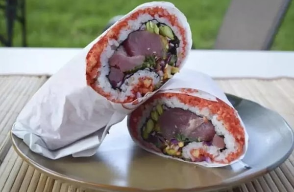 6. А как думаете, имеют ли право на существование огромные роллы в форме шавермы?