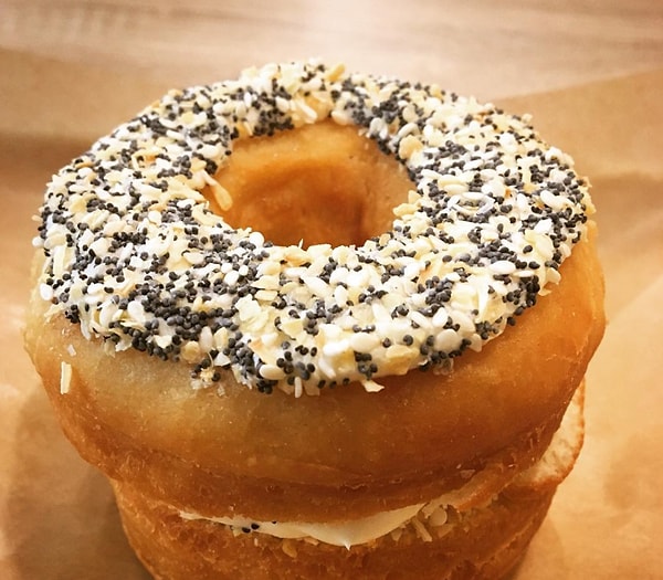 8. Перед вами пончик с посыпкой из чеснока, перца, соли, кунжутных семечек и мака. Ну и дела...