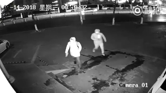 Dükkan Camını İndirmek İsterken Arkadaşını Bayıltan Dünyanın En Beceriksiz Soyguncusu