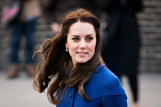 Makyaj temizliğinin cilt için önemi malum. Kate Middleton da cildinin sağlığı için elbette bunun önemini biliyor, makyaj temizliğinde yumuşak pamuklu havlu kullanıyor.