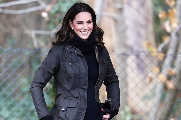 Makyaj ve bakımdan öte bir yüze ifadesini veren en önemli şey kaşlardır. Kate Middleton da kaşlarını yüz biçimine en uygun biçimde yine doğallığını bozmadan şekillendiriyor.