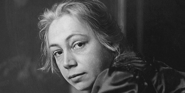 Kollwitz'in eserleri; ölümü, yoksulluğu, acıyı, açlığı, adaletsizliği, mücadeleyi ve isyanı eşsiz bir biçimde anlatır; savaş mağduru bir kadının ve bir annenin tanıklığıyla...