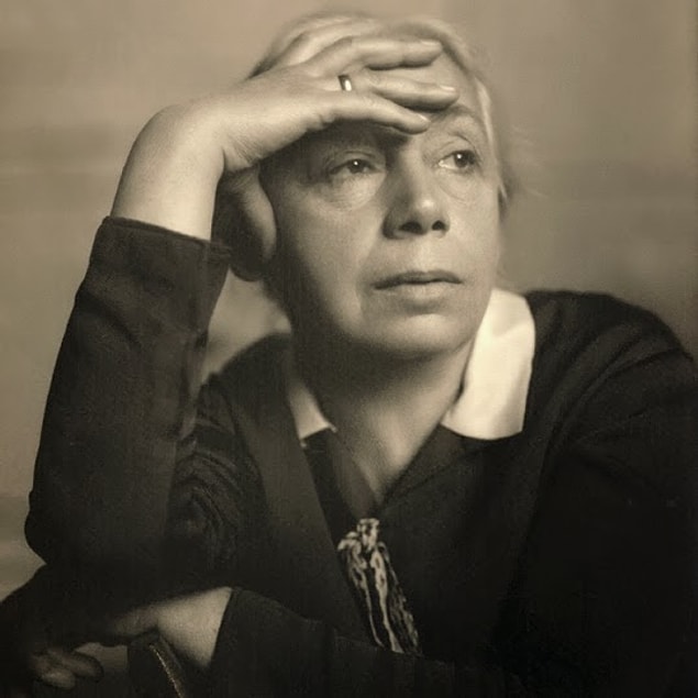 Hayatı boyunca sanatıyla savaşa ve adaletsizliğe karşı mücadele eden Kollwitz'in çalışmalarının çoğu 1943'de, savaş sırasında atölyesinin bombalanması sonucu yok olur.