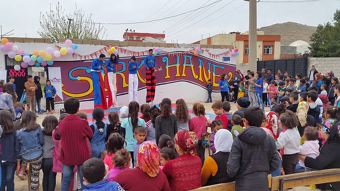 Her Yerde Sanat Diyerek Çocukların Hayal Dünyalarında Fark Yaratıyorlar: Sirkhane