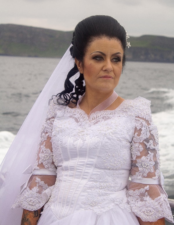 1. Ирландка Аманда Тиг утверждает, что находится замужем за призраком.