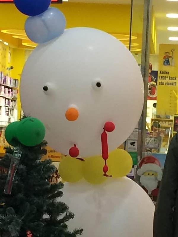 14. Все мы знаем, что голова снеговика - самая маленькая часть его тела. Видимо не всем это нравится (или кто-то делает свою работу очень плохо).