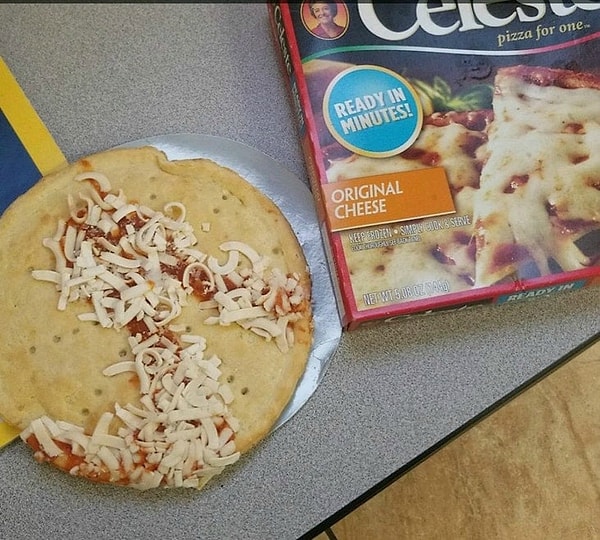 3. Как вот это может называться пиццей?! Конечно, полуфабрикаты обычно выглядят немного иначе, чем готовая еда, но это уже не лезет ни в какие ворота.