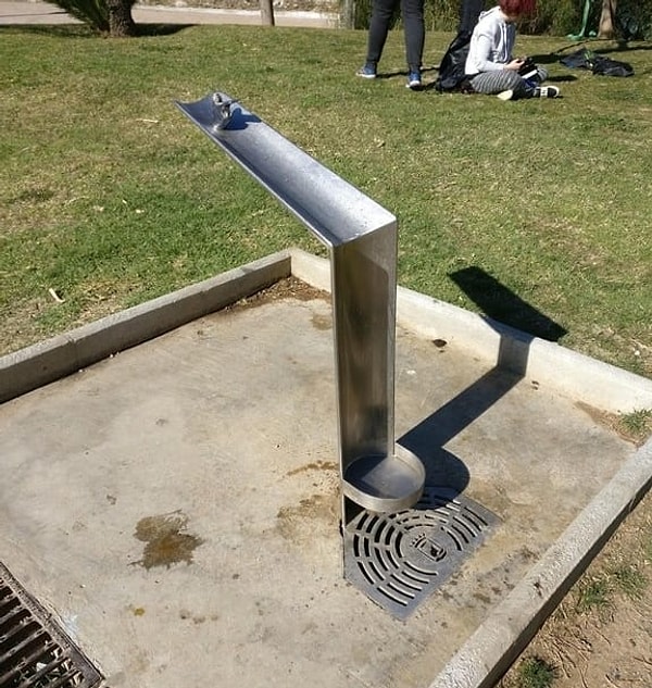 1. Этот фонтан позволяет воде накапливаться внизу, чтобы собаки тоже могли пить.