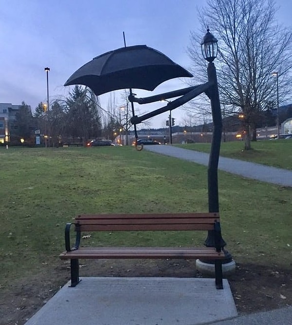 5. Лавочка с фонарем, которые не дадут промокнуть под дождем)