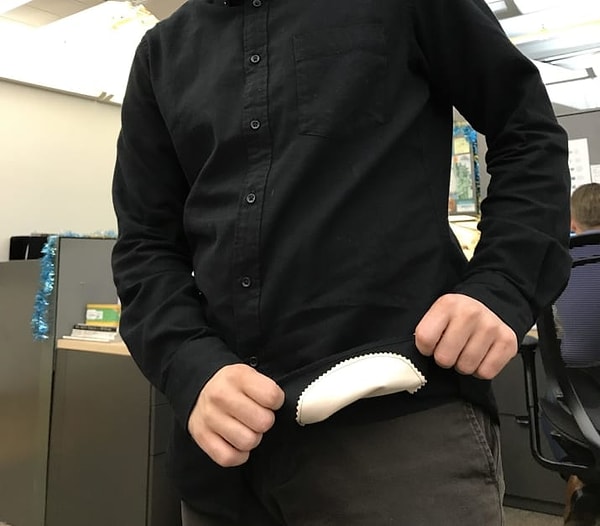 12. Рубашка с микроволоконной вставкой, которая поможет вам очистить очки.