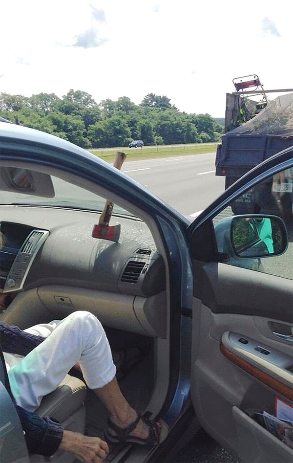 16. Непонятно, что здесь произошло, но парень явно счастливчик