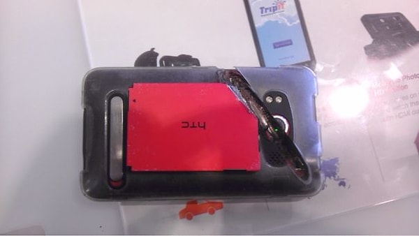 18. Телефон спас ногу рабочего от цепной пилы