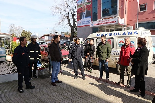 Kurtarılan kedi daha sonra Yalova Belediyesi Veteriner İşleri Müdürlüğüne ait "Haybulans" ile barınağa götürüldü.