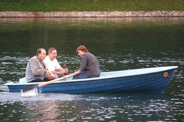 4. "Милая, ты погреби, а мы с сыном пока пивко попьем"