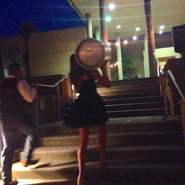 26. "Хочешь пива? Тогда неси эту чертову бочку сама!"