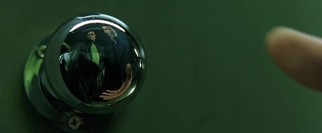 11. Yönetmen ve film ekibi Matrix'in bu sahnesinde kamerayı yansımada saklayamayınca üzerine bir ceket koydu.