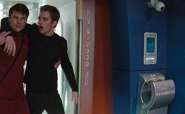 1. Star Trek (2009) filmindeki uzay istasyonunda bulunan el kurutma makinesi aslında uzay teknolojisinin bir parçası olarak kullanılıyor...