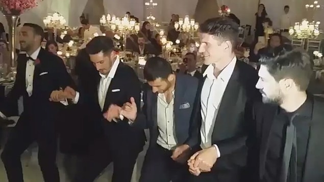 Halay çeken Beşiktaşlı futbolcular.