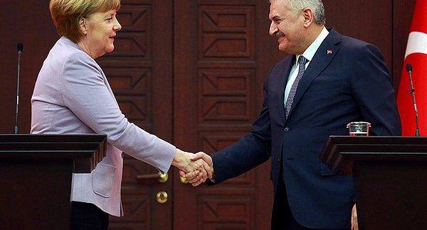 Tahliye kararı haberi, Yıldırım ile Merkel’le görüşmesinden bir gün sonra geldi. Almanya Başbakanı Merkel, Deniz Yücel'in serbest kalmasının kendisini çok mutlu ettiğini söyledi.