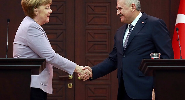 Tahliye kararı haberi, Yıldırım ile Merkel’le görüşmesinden bir gün sonra geldi. Almanya Başbakanı Merkel, Deniz Yücel'in serbest kalmasının kendisini çok mutlu ettiğini söyledi.