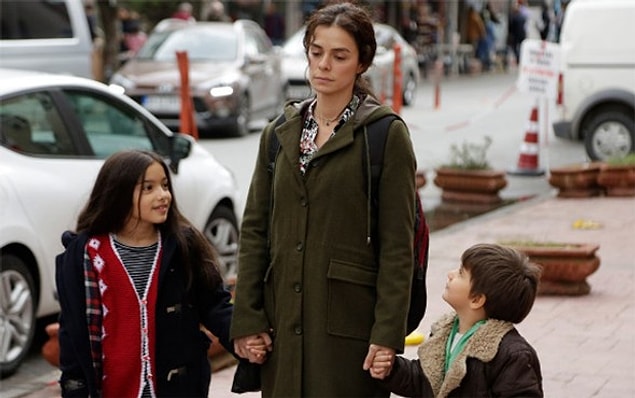 4. Aynı zamanda Bahar, fazlasıyla fedakar bir kadındır. Daha doğrusu "annedir." Çocukları için, kendini hiç yapmam dediği şeyleri yaparken bulur.